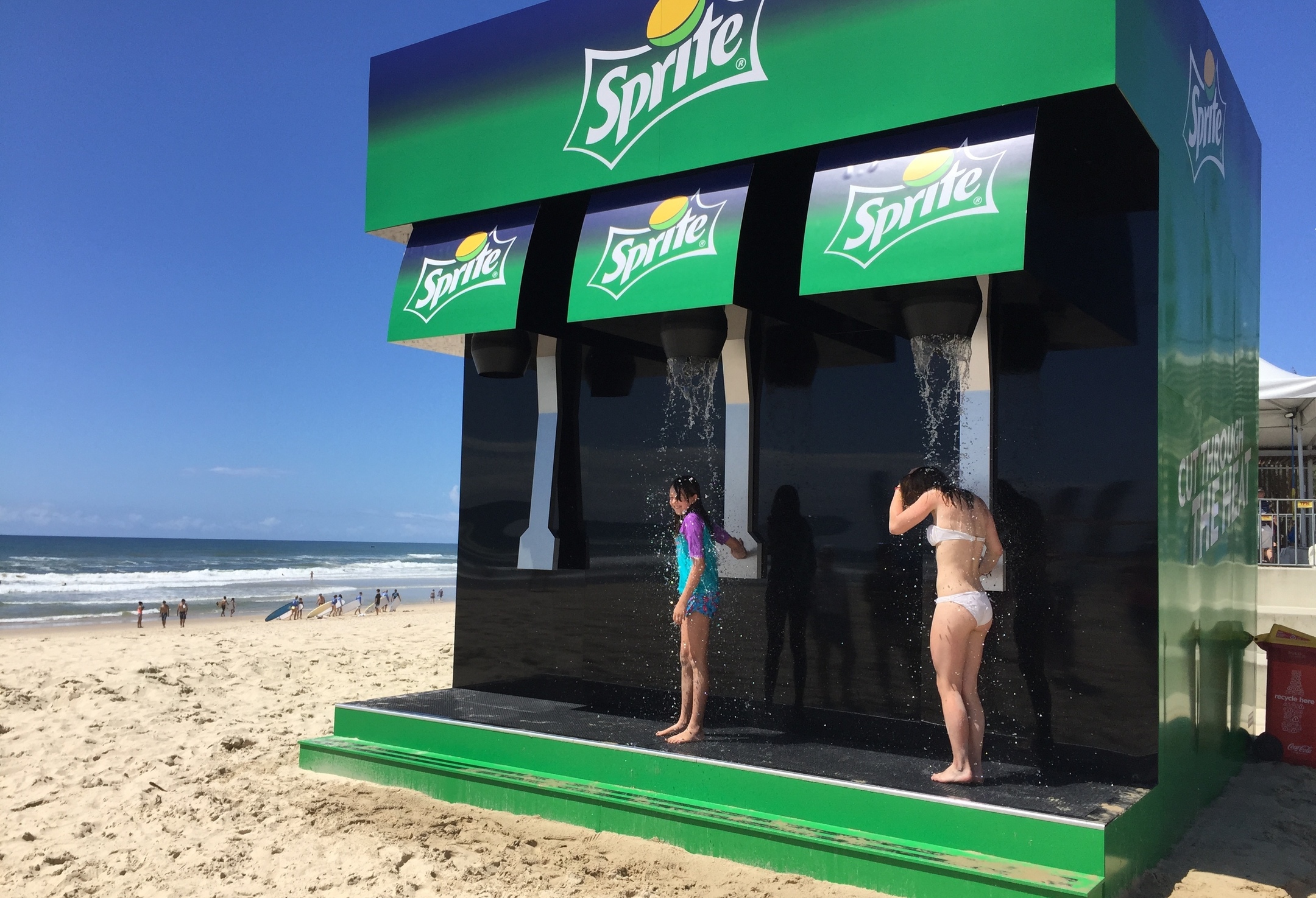 publicidade em mídias criativas: chuveiro da sprite na praia publicidade em mídias criativas: chuveiro da sprite na praia