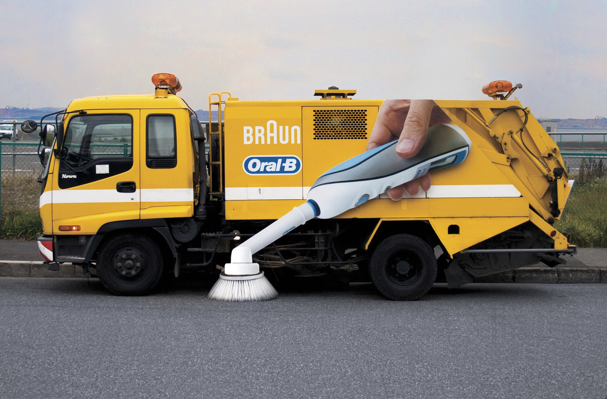 publicidade em mídias criativas: anúncio da oral b em um caminhão que limpa as ruas publicidade em mídias criativas: anúncio da oral b em um caminhão que limpa as ruas